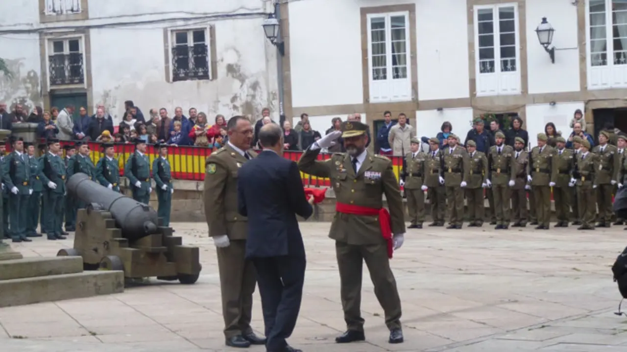 Entrega de la bandera. / Mary Carmen Calvi&ntilde;o Iglesias