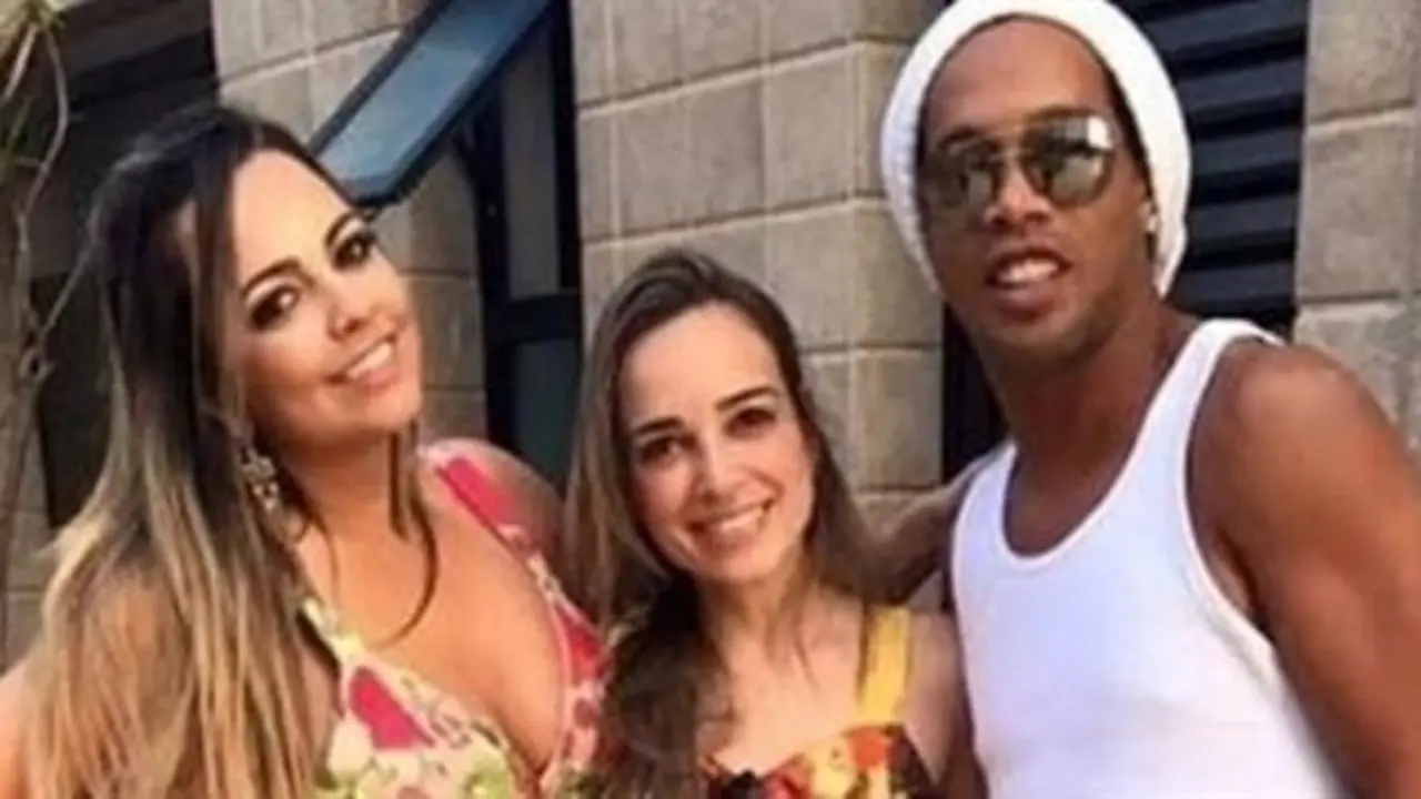 Ronaldinho junto a sus dos prometidas_opt