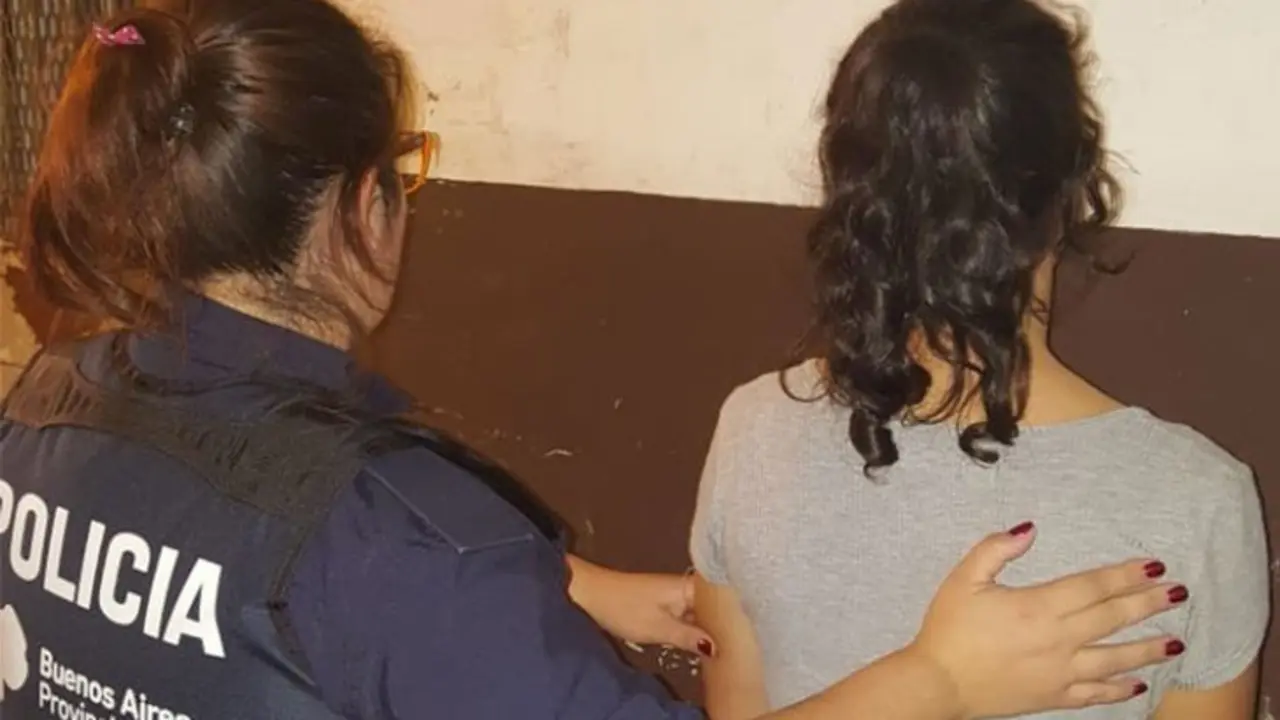 Una mujer detenida por la Polic&iacute;a Nacional. / Mundiario