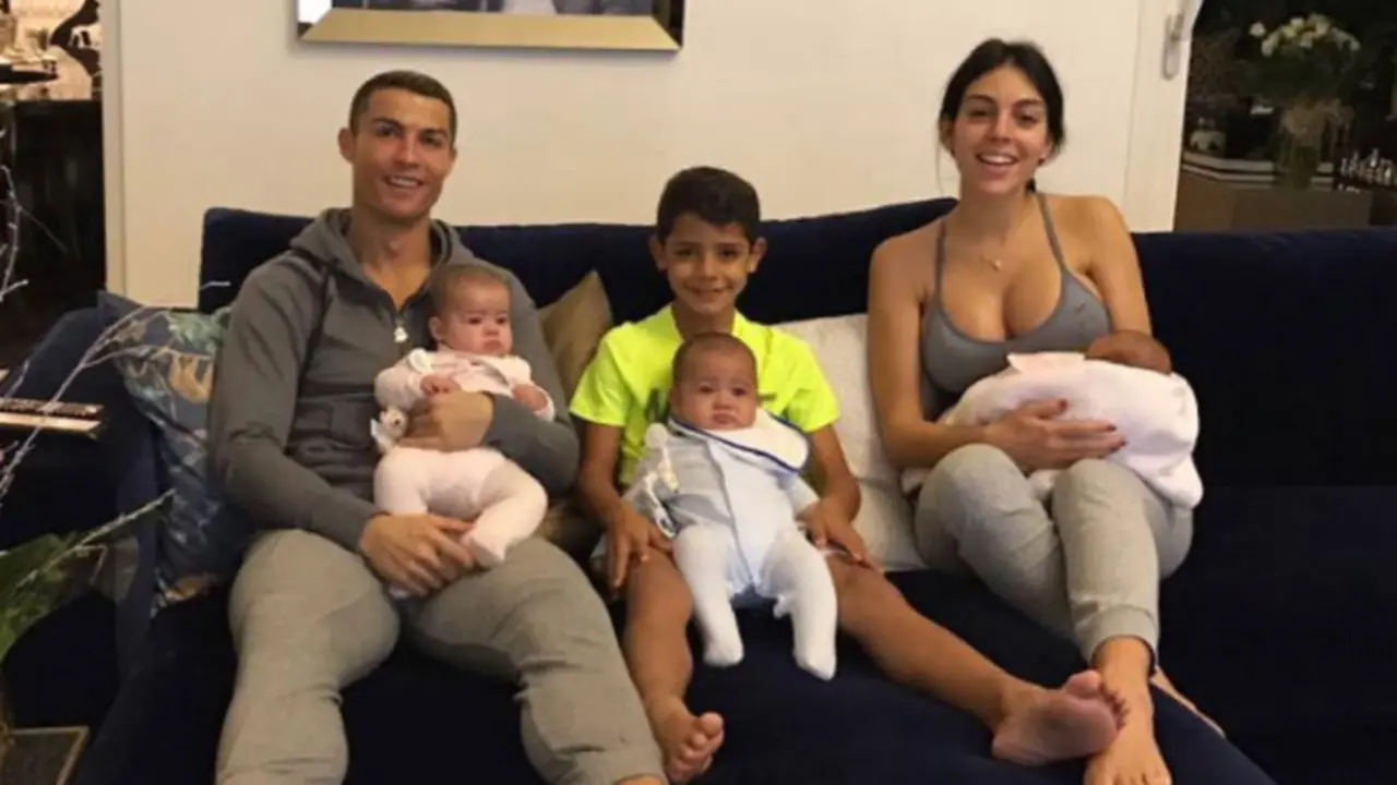 Cristiano Ronaldo y Georgina Rodr&iacute;guez junto a sus hijos. / Hola.com
