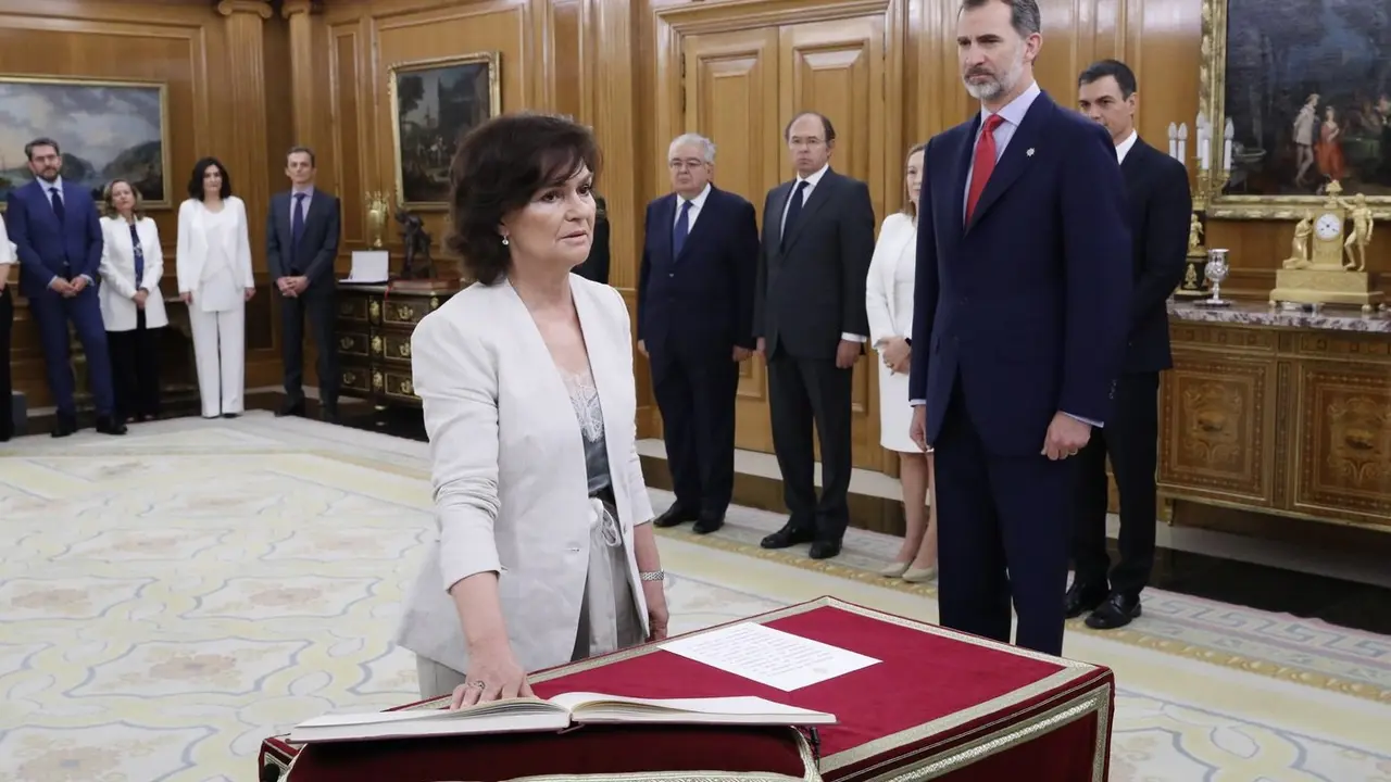 Carmen Calvo ante el Rey Felipe VI. / Mundiario