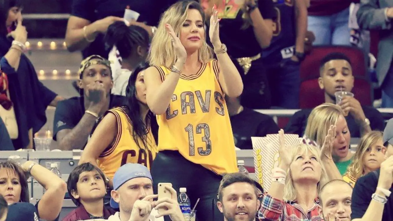 Khlo&eacute; Kardashian, celebridad, en un partido de la NBA. Grazia M&eacute;xico