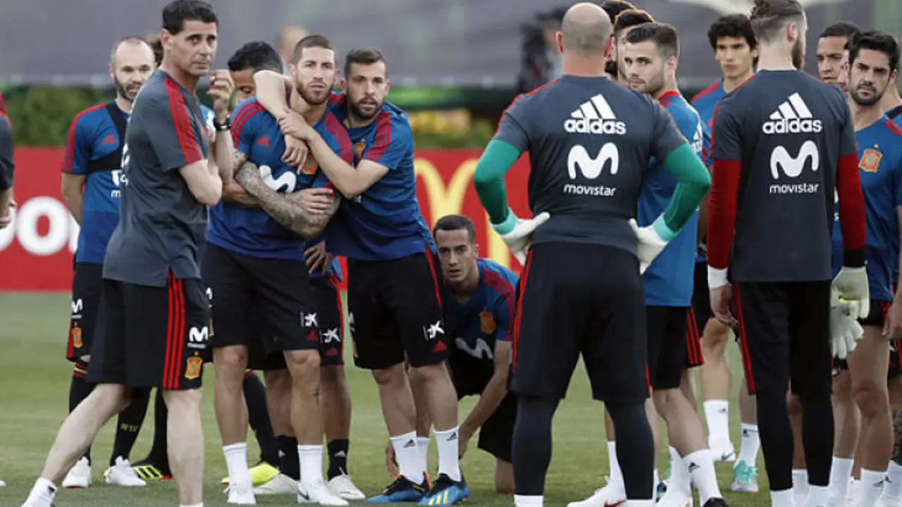 Fernando Hierro, junto a los jugadores en su primer entrenamiento como t&eacute;cnico_opt