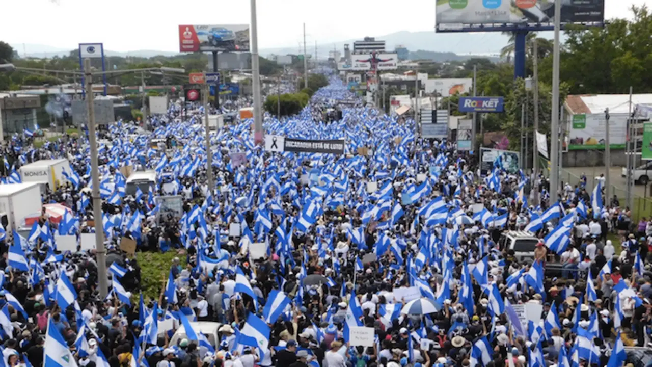 El pueblo nicarag&uuml;ense se manifiesta contra su presidente. / Twitter @danitreminio