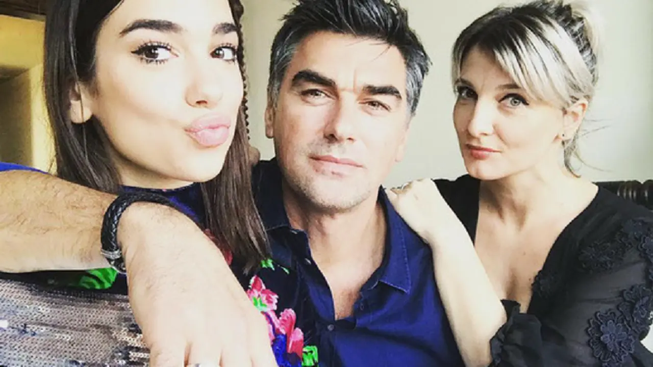Dua Lipa, junto a sus padres Dukagjin y Anesa Lipa. Instagram.
