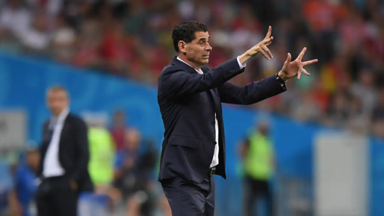 Fernando Hierro dirigiendo a Espa&ntilde;a en Rusia 2018. / @mundiario
