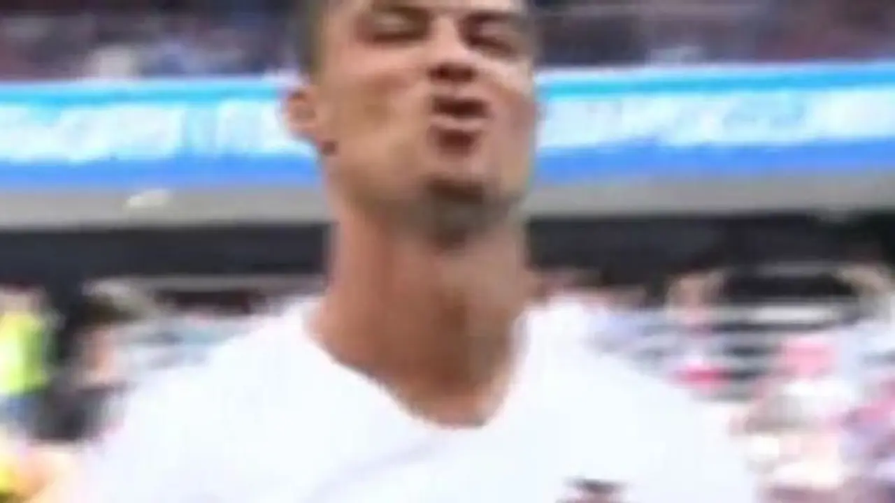 Momento del gesto de Ronaldo ante los gritos_opt
