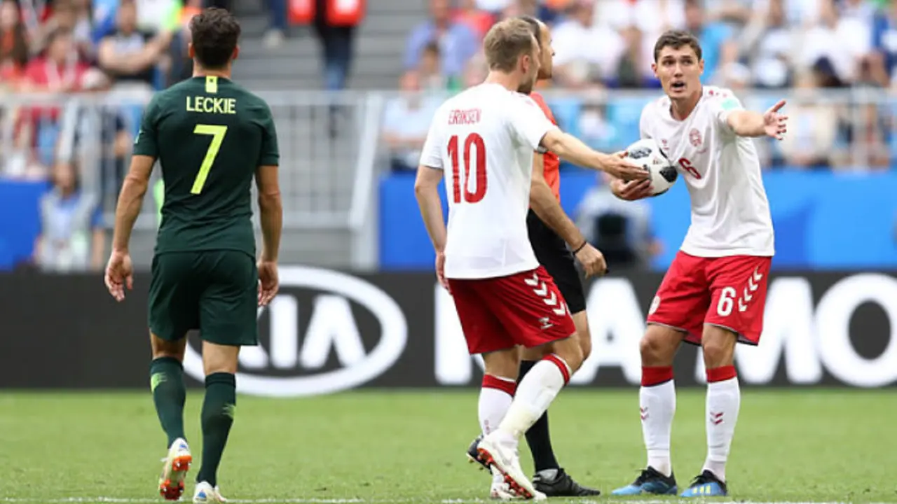 Jugadores daneses al momento del gol australiano_opt