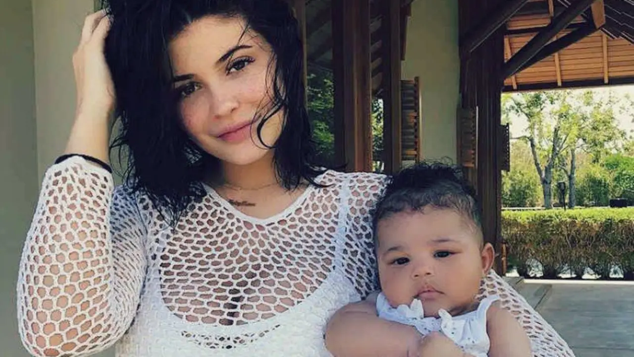 Kylie Jenner, empresaria, con su hija Stormi Webster. RR SS