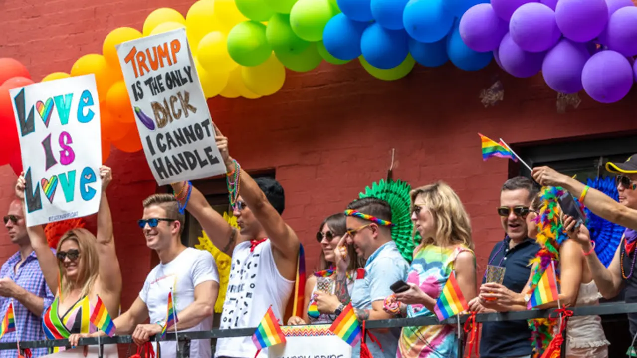 Carteles anti-Trump en la marcha del Orgullo Gay. / Foto: Enrique Shore