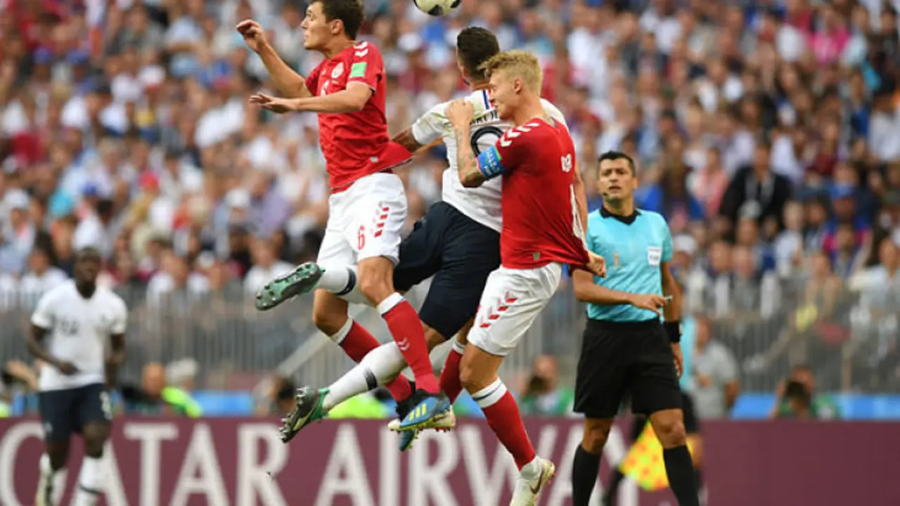 Oliver Giroud marcado por dos defensas daneses_opt