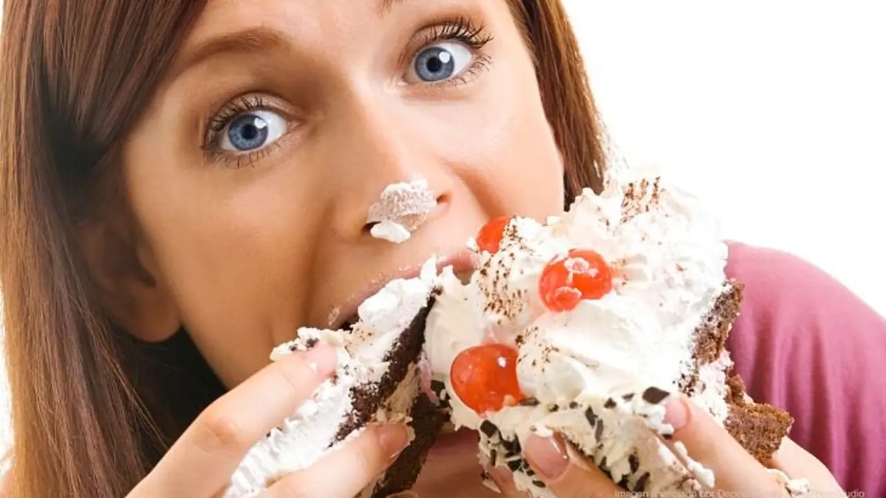 Comer en exceso. / Notitarde.