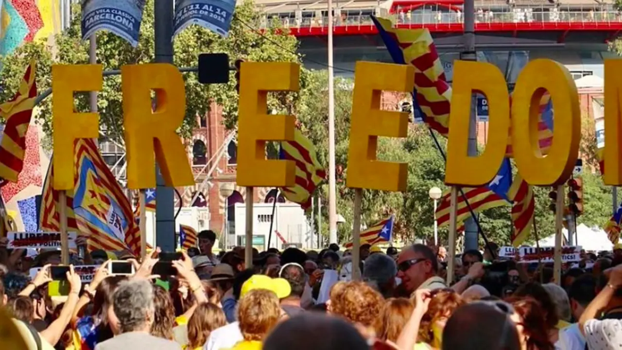 110.000 personas marchan en Barcelona pidiendo la excarcelación de los líderes del procés.