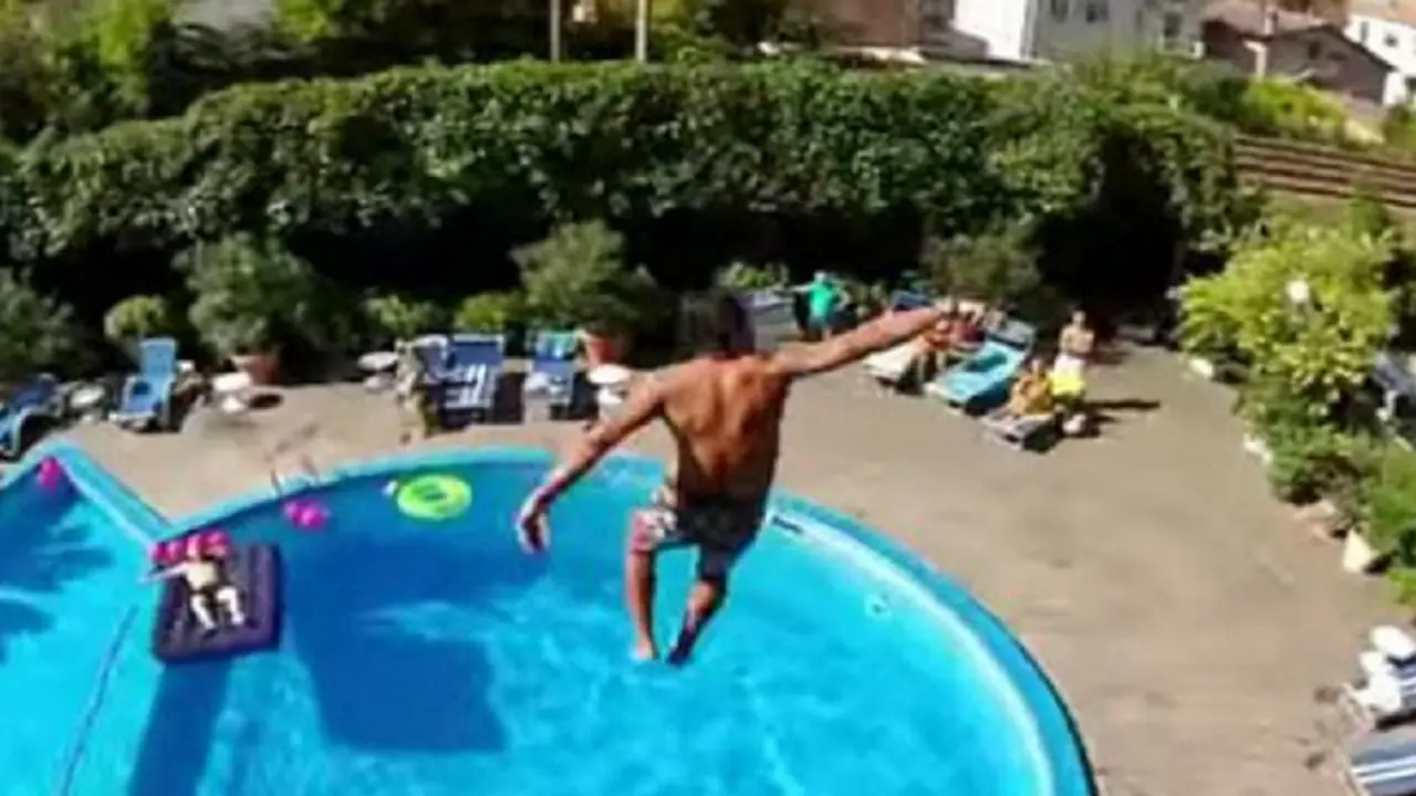 Joven saltando de un balc&oacute;n. Captura.