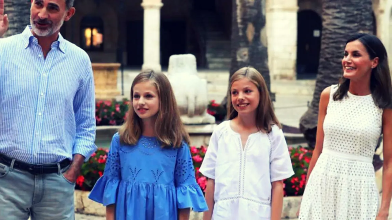 Felipe VI, la princesa Leonor, la infanta Sof&iacute;a y la reina Letizia en su posado de verano 2018. Instagram.