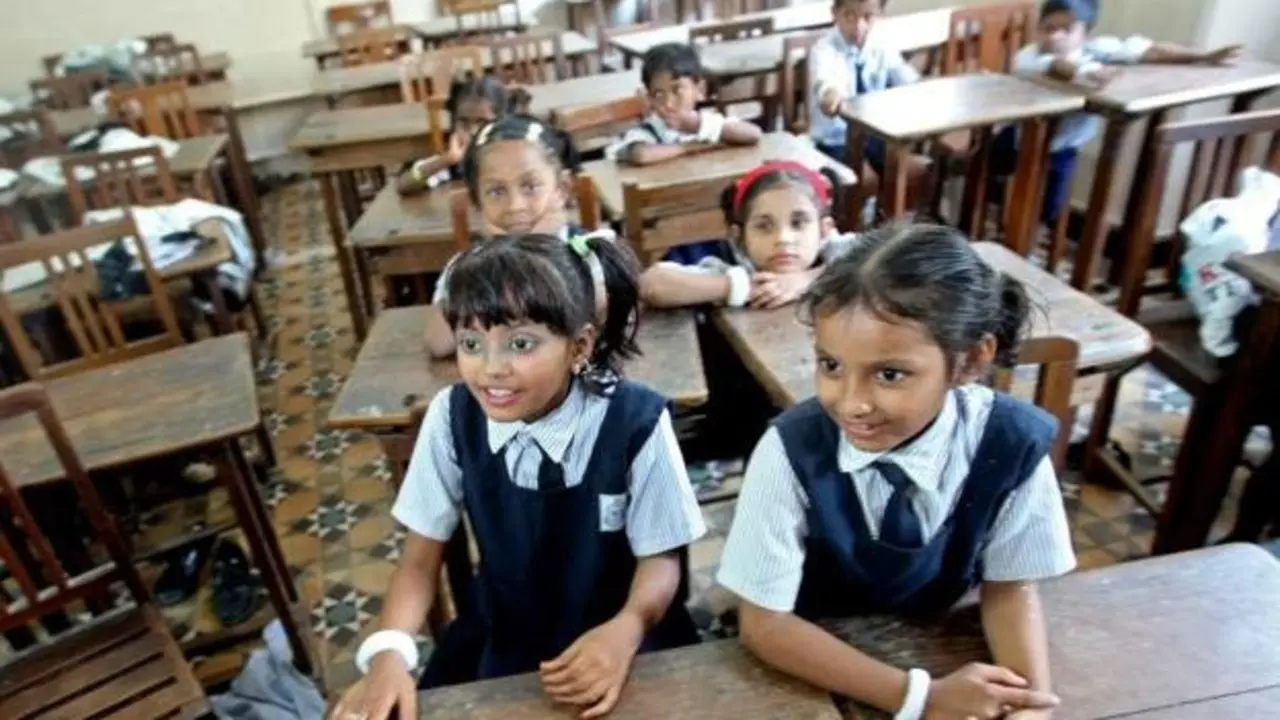 Ni&ntilde;os en una escuela en India. /   RR SS.