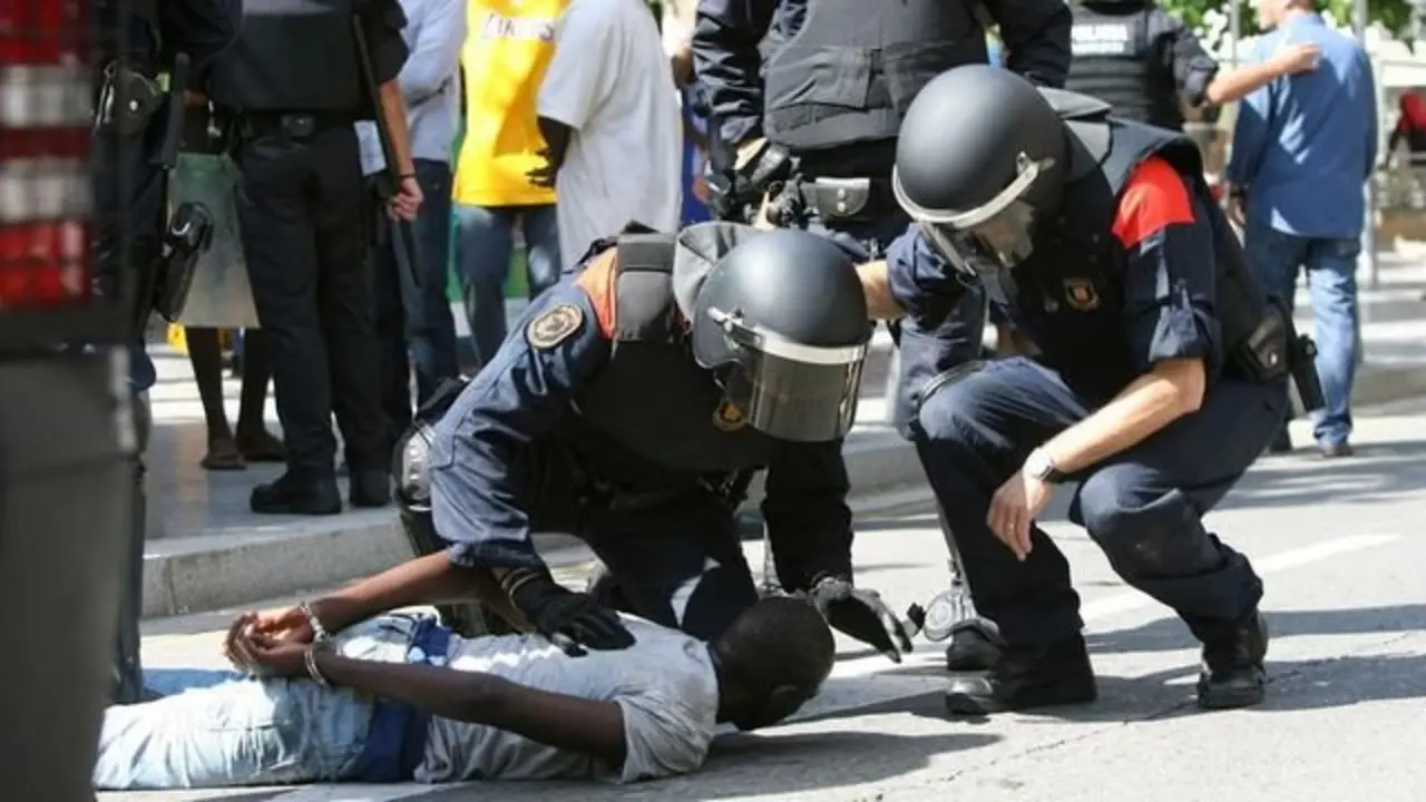Imagen referencial de los Mossos haciendo un arresto. / RR SS