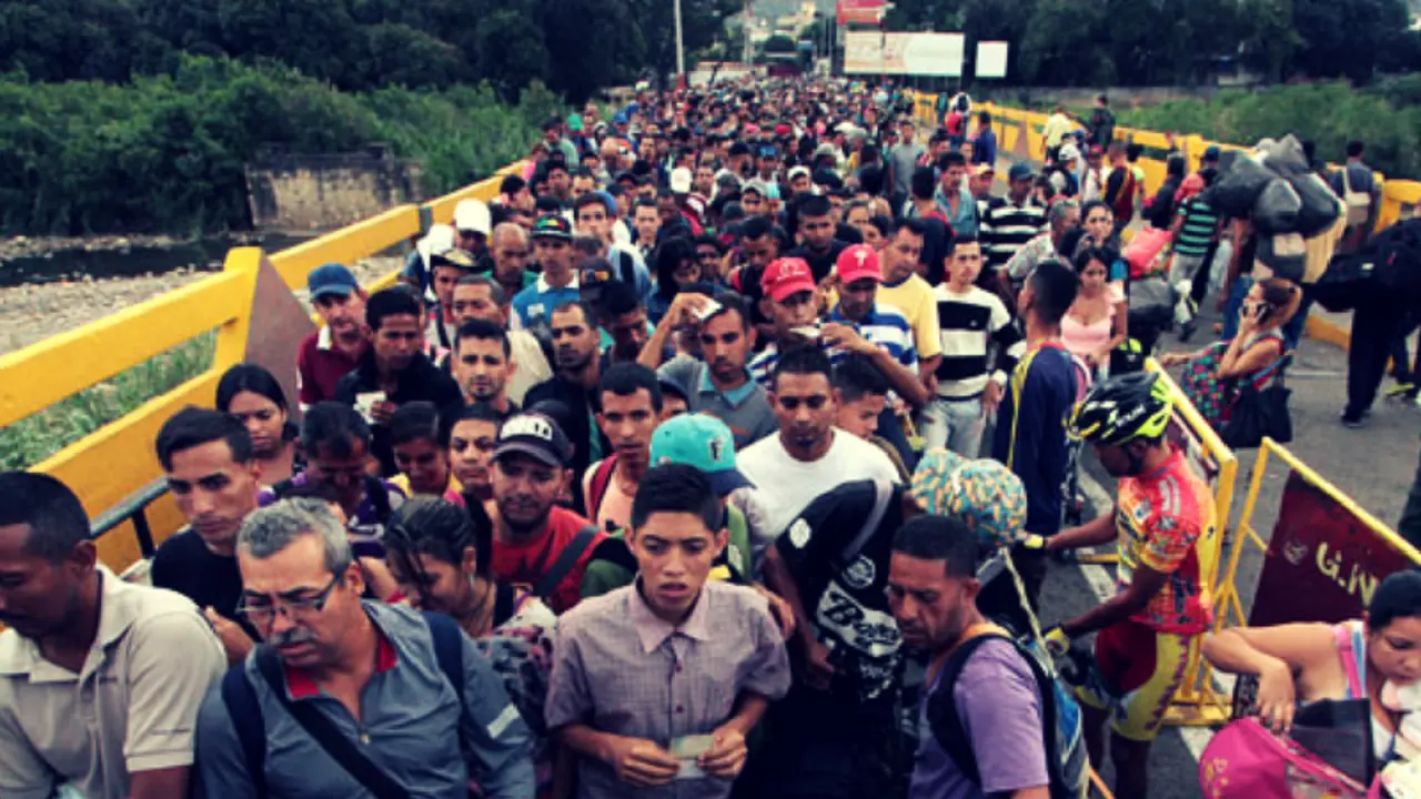 Migrantes venezolanos cruzando la frontera entre Colombia y Venezuela. RR SS.