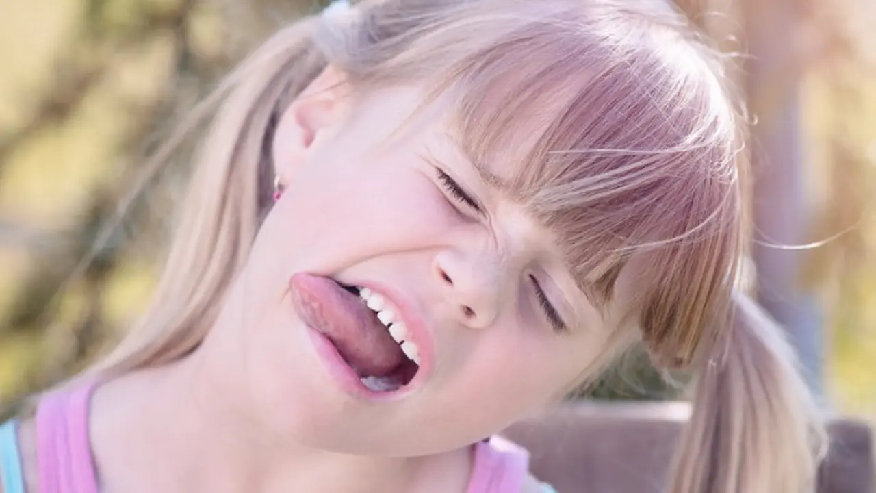 Ni&ntilde;a sacando la lengua. / Pixabay.