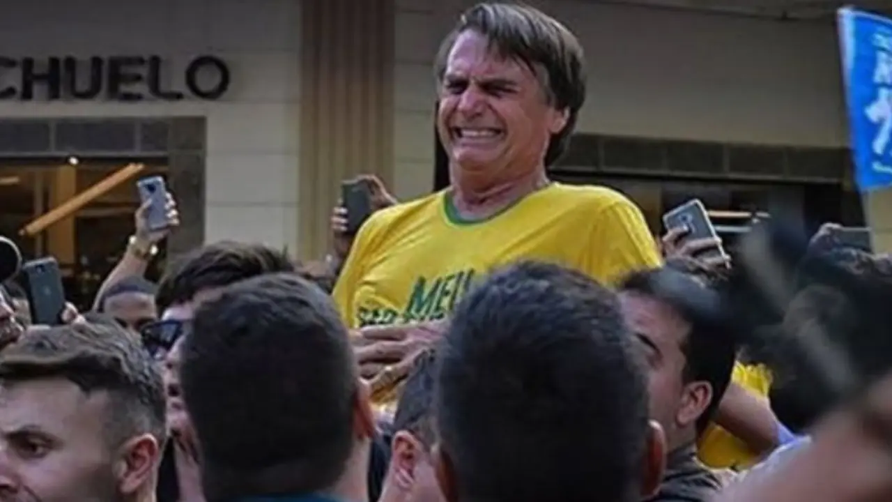 Momento en que apu&ntilde;alan a Jair Bolsonaro, candidato a la presidencia de Brasil. RR SS (1)