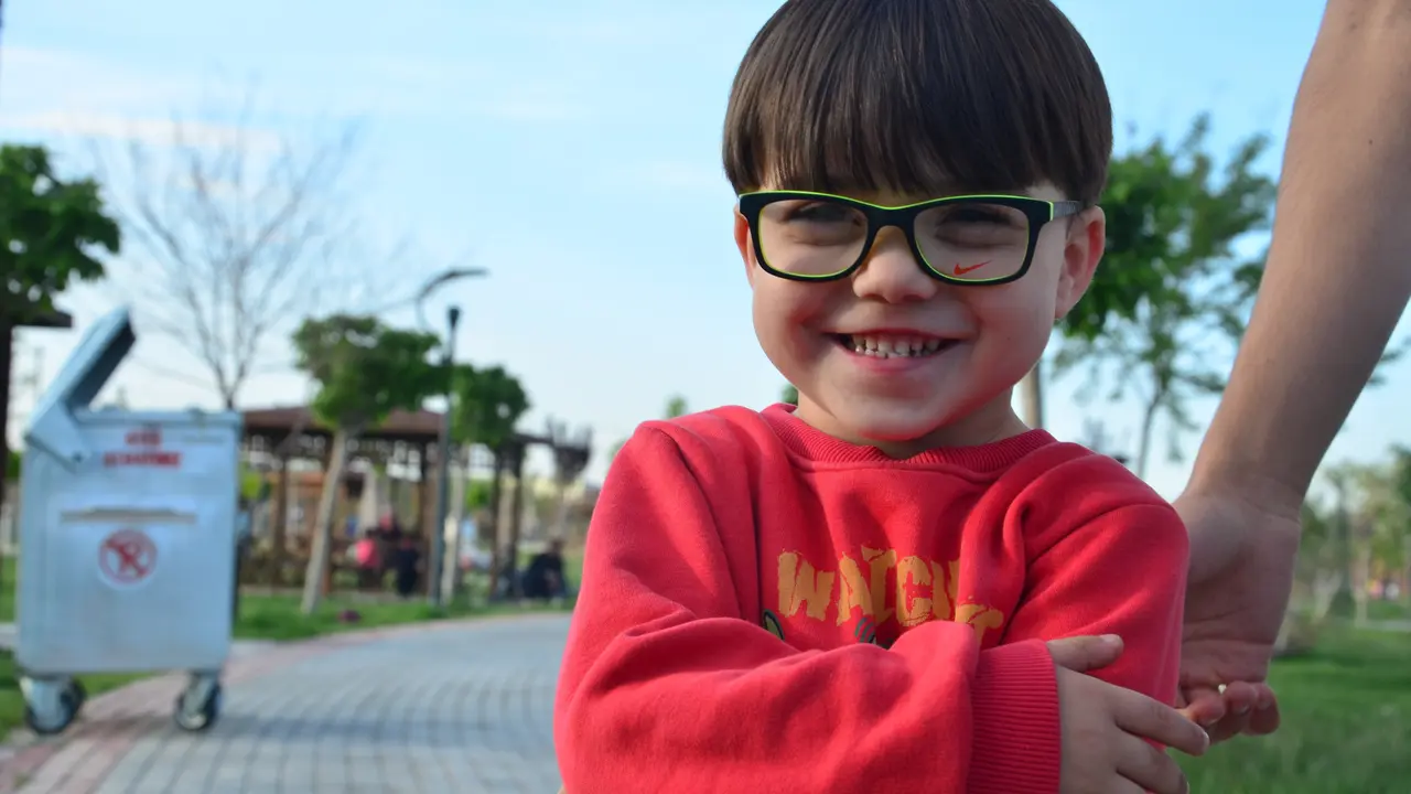 Ni&ntilde;o con gafas. / Mundiario