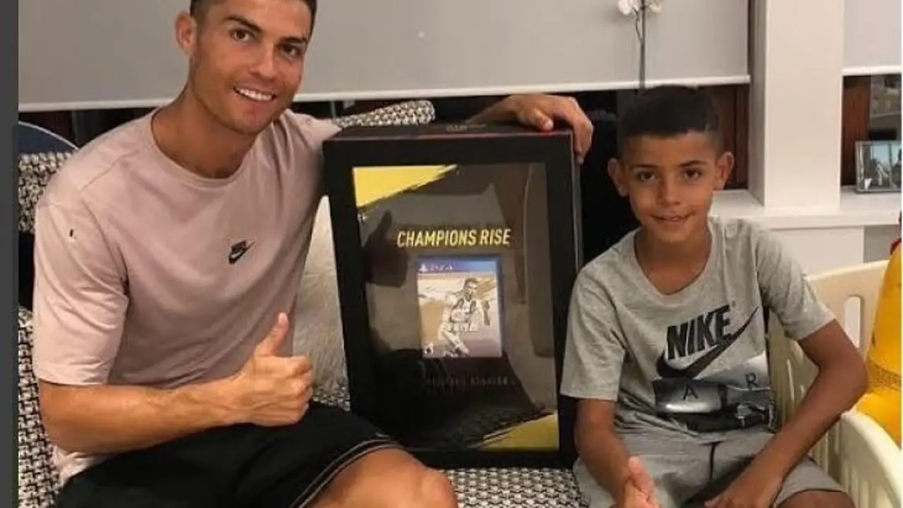 Cristiano Ronaldo, posa junto a su hijo Cristiano Junior_opt