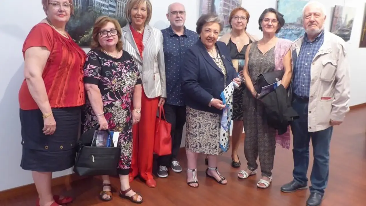 Otero rodeado de un grupo .de   amigos. / Mary Carmen Calvi&ntilde;o Iglesias