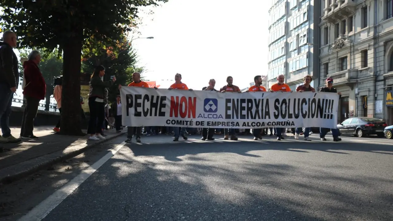 Manifestaci&oacute;n en A Coru&ntilde;a contra el cierre de Alcoa. / Mundiario