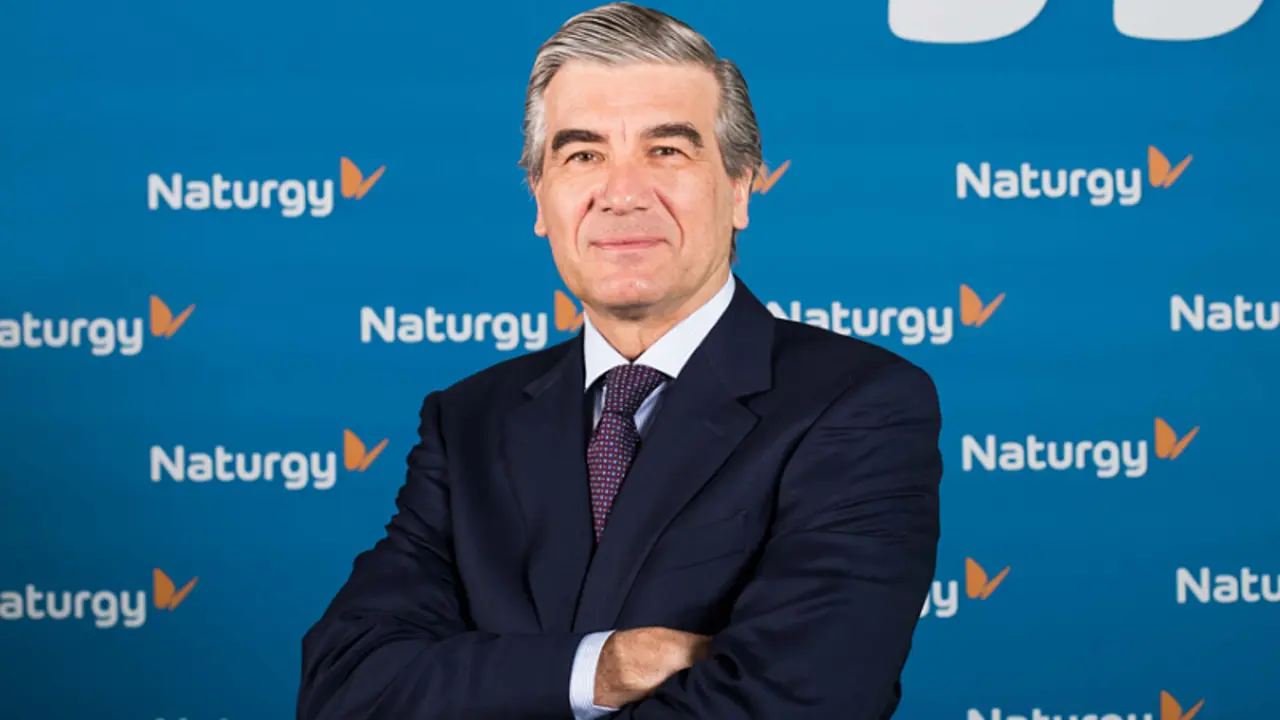 Francisco Reynés, presidente de Gas Natural Fenosa, posa con la nueva marca Naturgy. / Mundiario