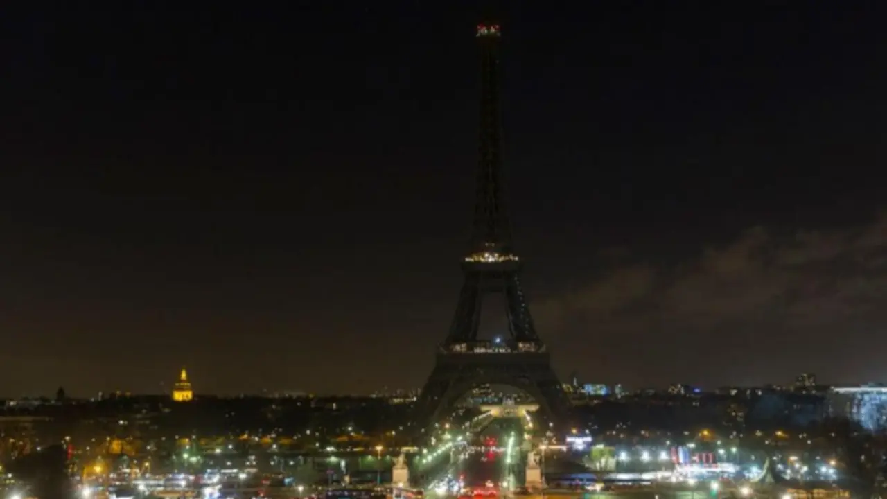 Torre Eiffel apagada. / El Universal.