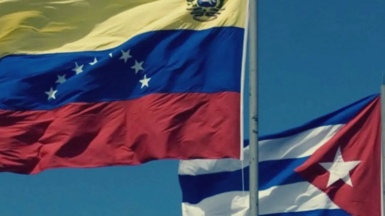 Banderas de Venezuela y Cuba. Estados Unidos presiona por la alianza de ambos. / RR SS
