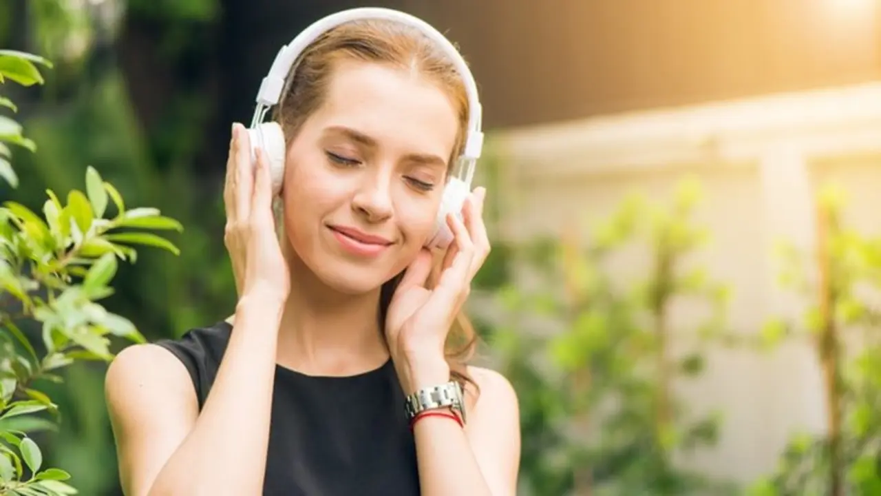 Mujer escuchando m&uacute;sica. / Pexels.com.