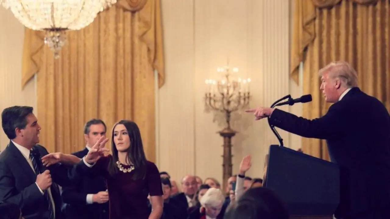 Jim Acosta, corresponsal de CNN, discutiendo con el presidente de EE UU, Donald Trump. RR SS