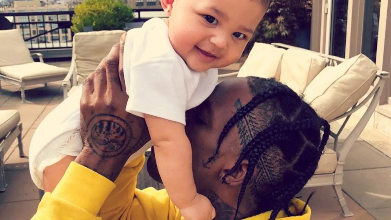 Travis Scott, rapero, junto a su hija Stormi Webster.