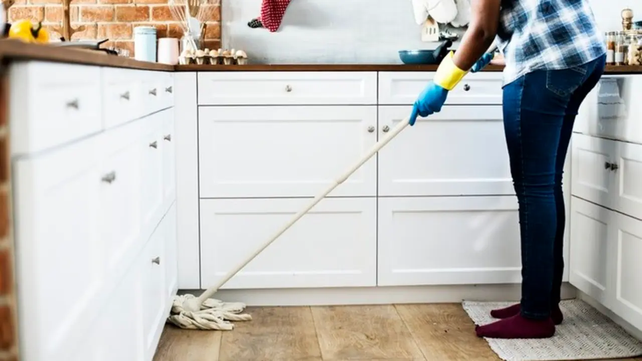 Una persona limpiando su casa. / Pexels.com.