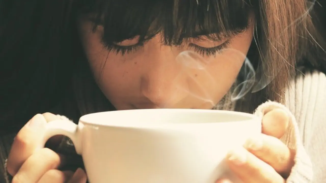 Chica tomando caf&eacute;. / Pexels.com.