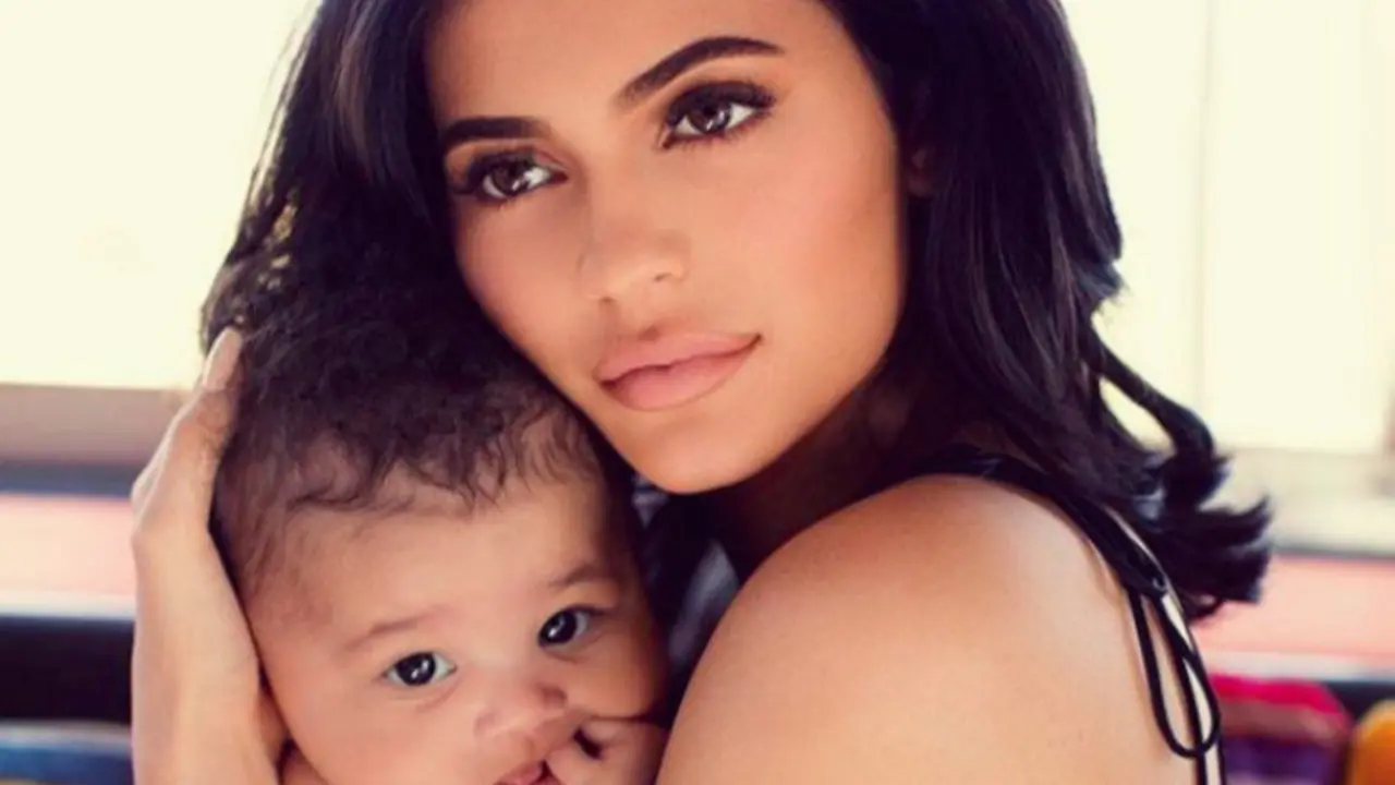 Kylie Jenner, empresaria junto a su hija Stormi Webster. RR SS