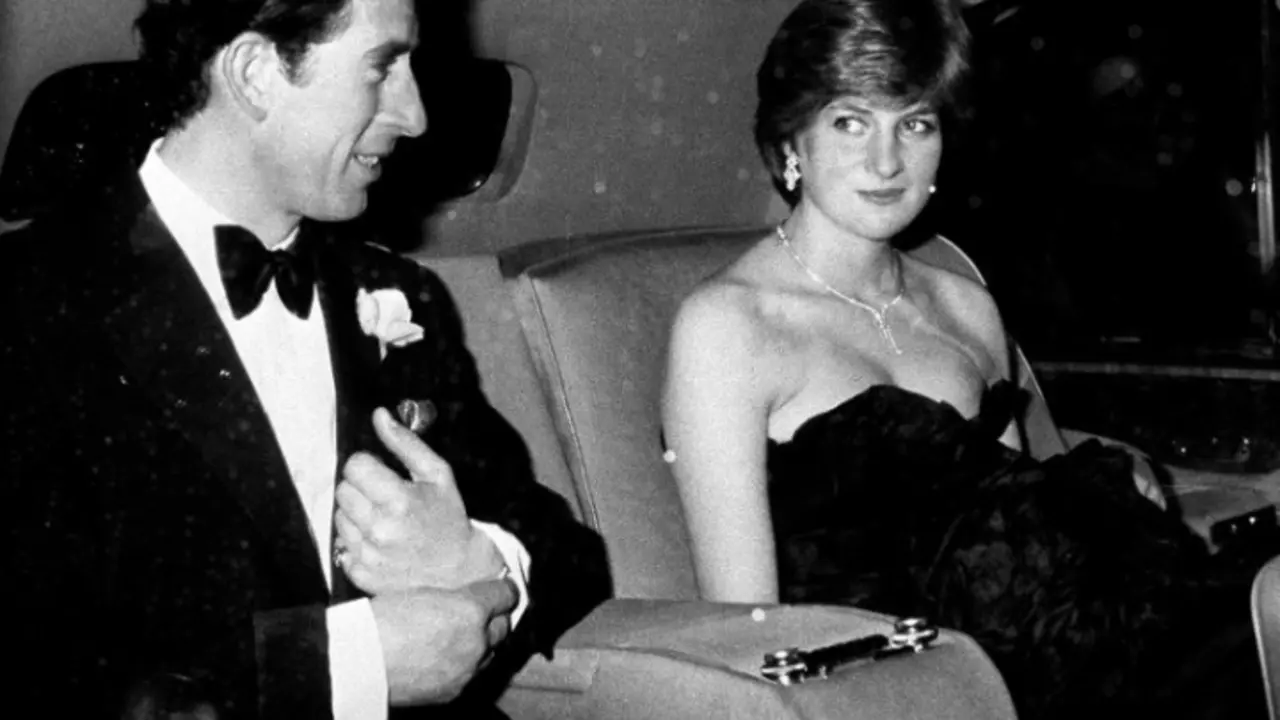 Carlos, pr&iacute;ncipe de Gales, junto a su entonces prometida, Lady Diana Spencer. RR SS.