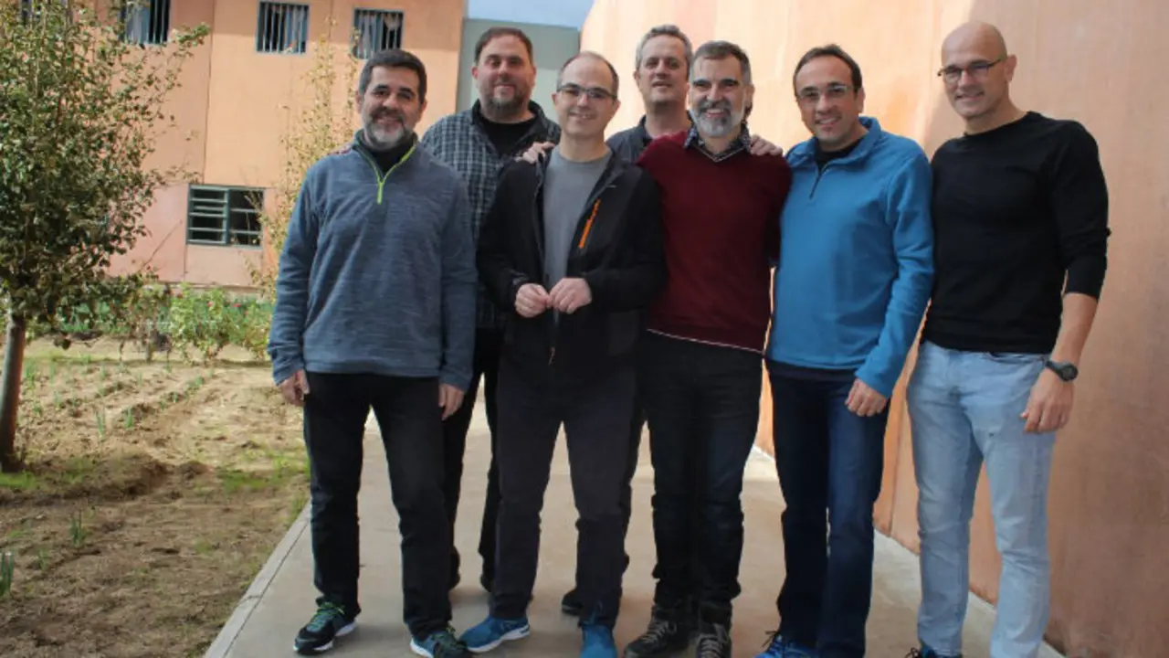 De izquierda a derecha: Jordi S&agrave;nchez, Oriol Junqueras, Jordi Turull, Joaquim Forn, Jordi Cuixart, Josep Rull y Ra&uuml;l Romeva. / @omnium