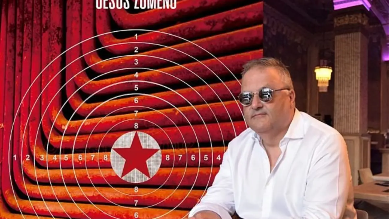 El escritor Jes&uacute;s Zome&ntilde;o y la cubierta de su novela El cielo de Kaunas