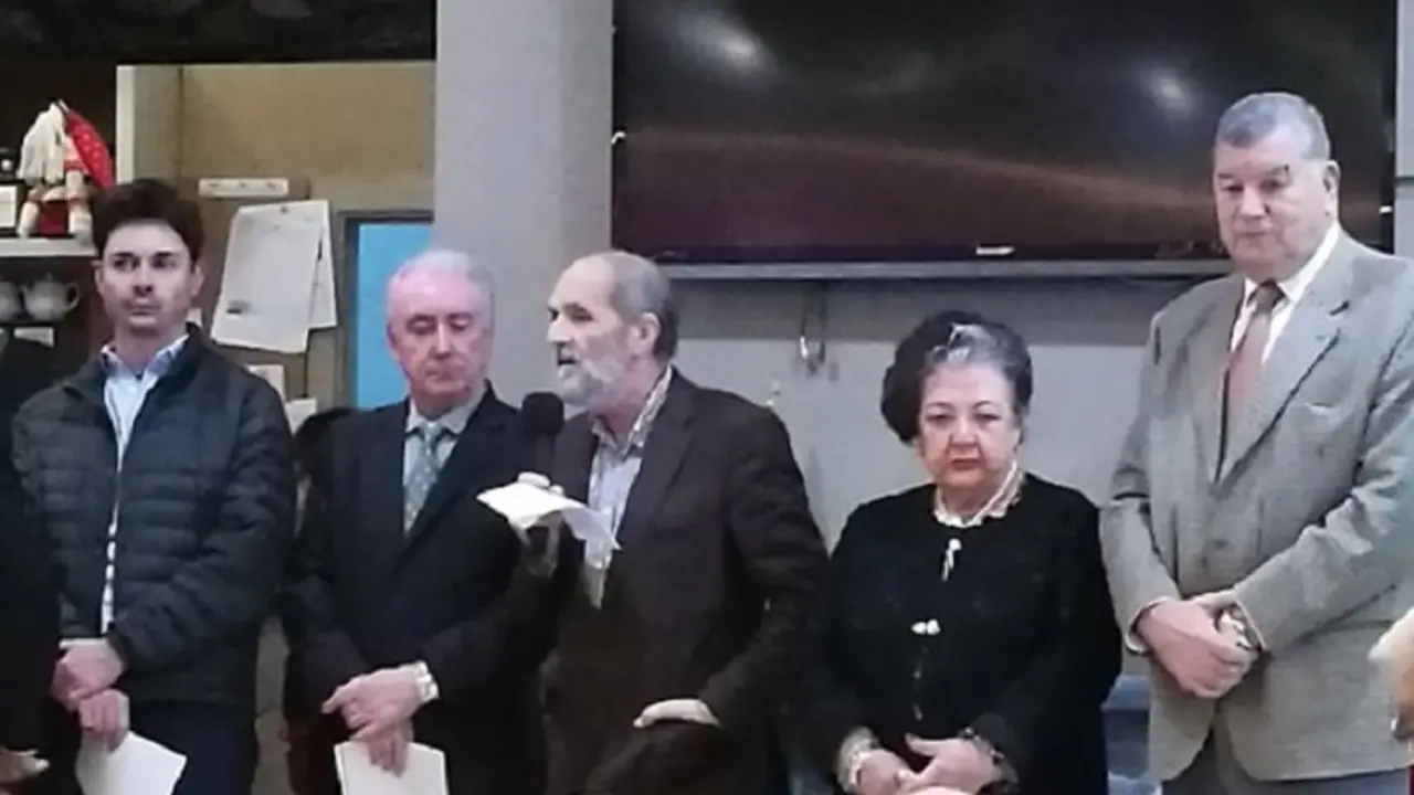 Med&iacute;n dirigi&eacute;ndose a los presentes. / Mary Carmen Calvi&ntilde;o Iglesias