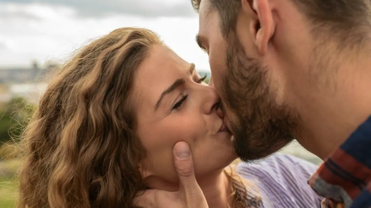 Una pareja bes&aacute;ndose. / Pexels.com.