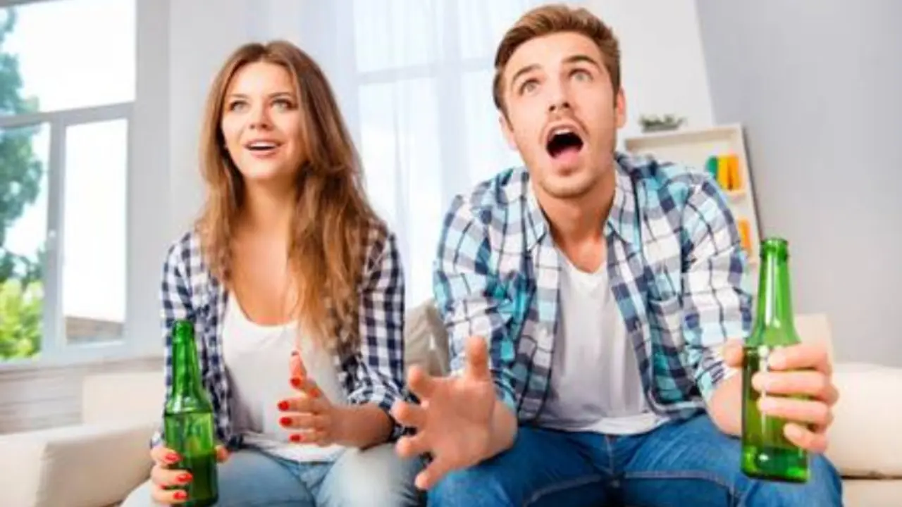 Pareja observando un partido de f&uacute;tbol. / RRSS.
