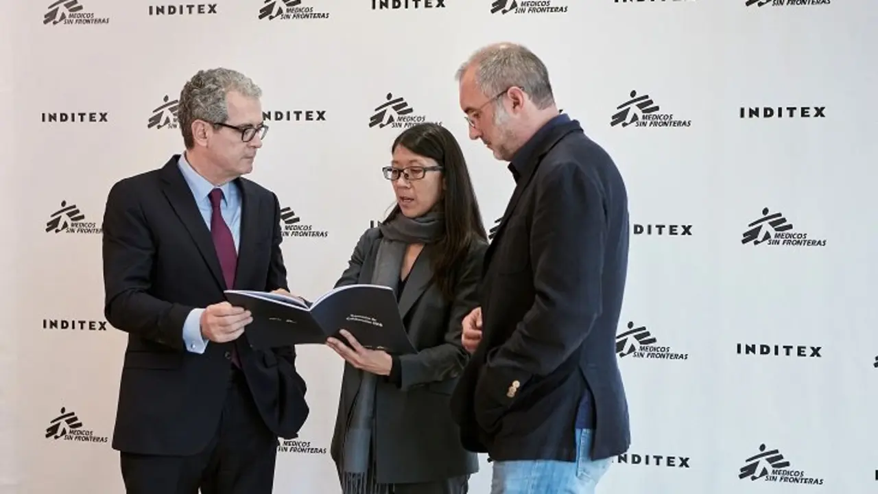 El presidente de Inditex, Pablo Isla, el presidente de M&eacute;dicos Sin Fronteras en Espa&ntilde;a, David Noguera, y la presidenta internacional de la organizaci&oacute;n humanitaria,  Joanne Liu. / Inditex
