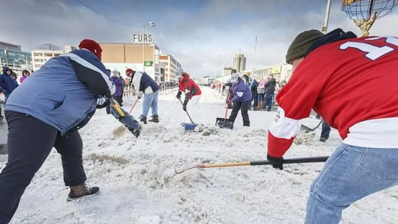 Ciudadanos de Miami palean nieve en una calle de la ciudad / independent.co.uk