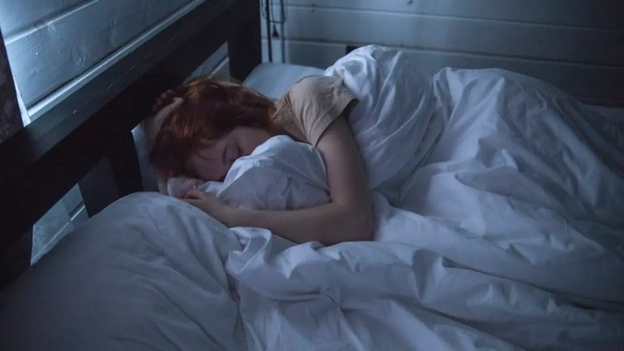 Mujer durmiendo inc&oacute;moda. / Pexels.com.