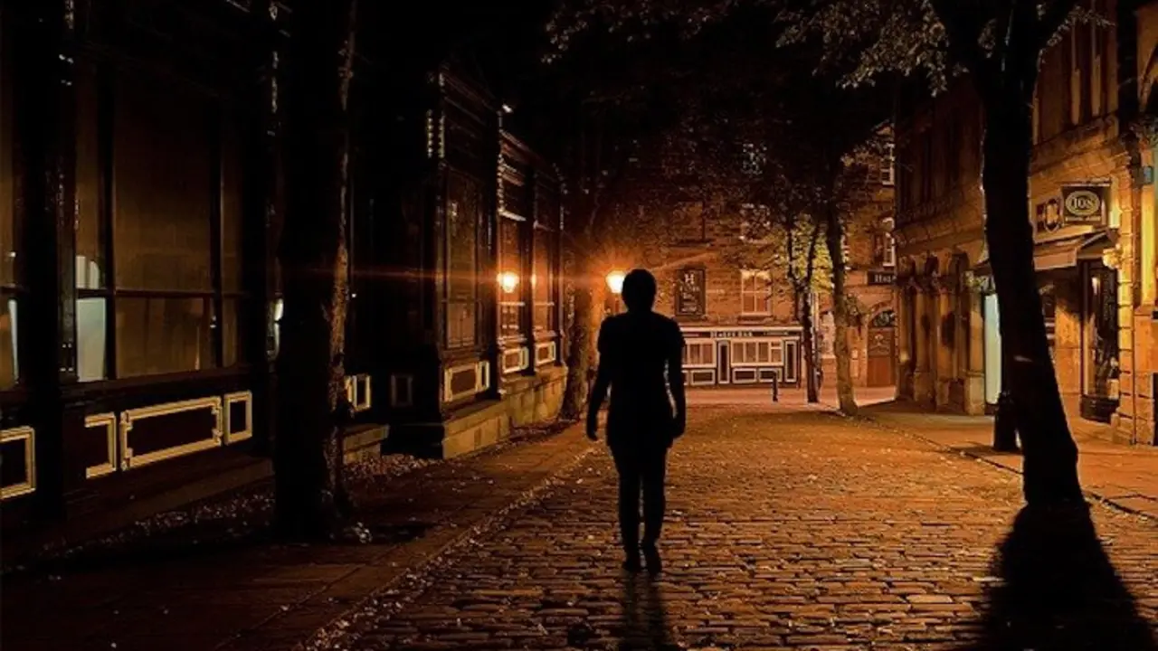 Mujer andando de noche. / Pixabay