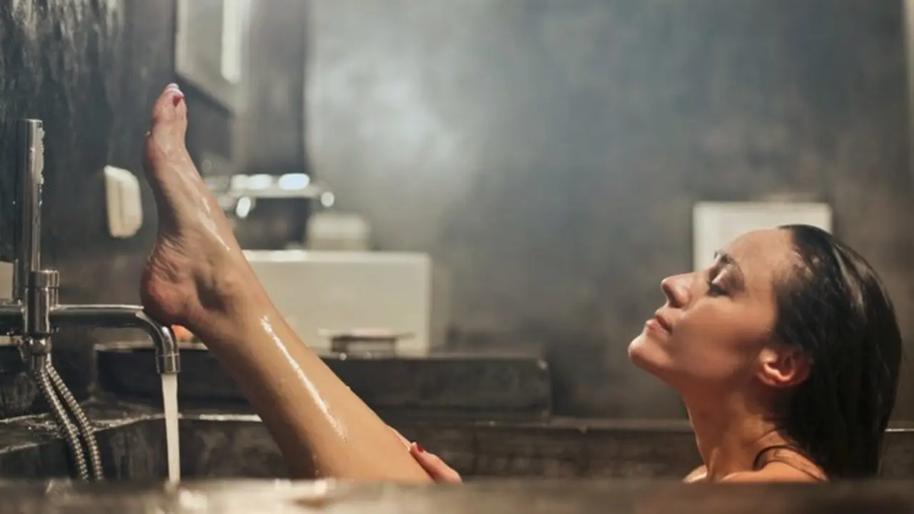 Mujer tomando un ba&ntilde;o en una ba&ntilde;era. / Pexels.com.