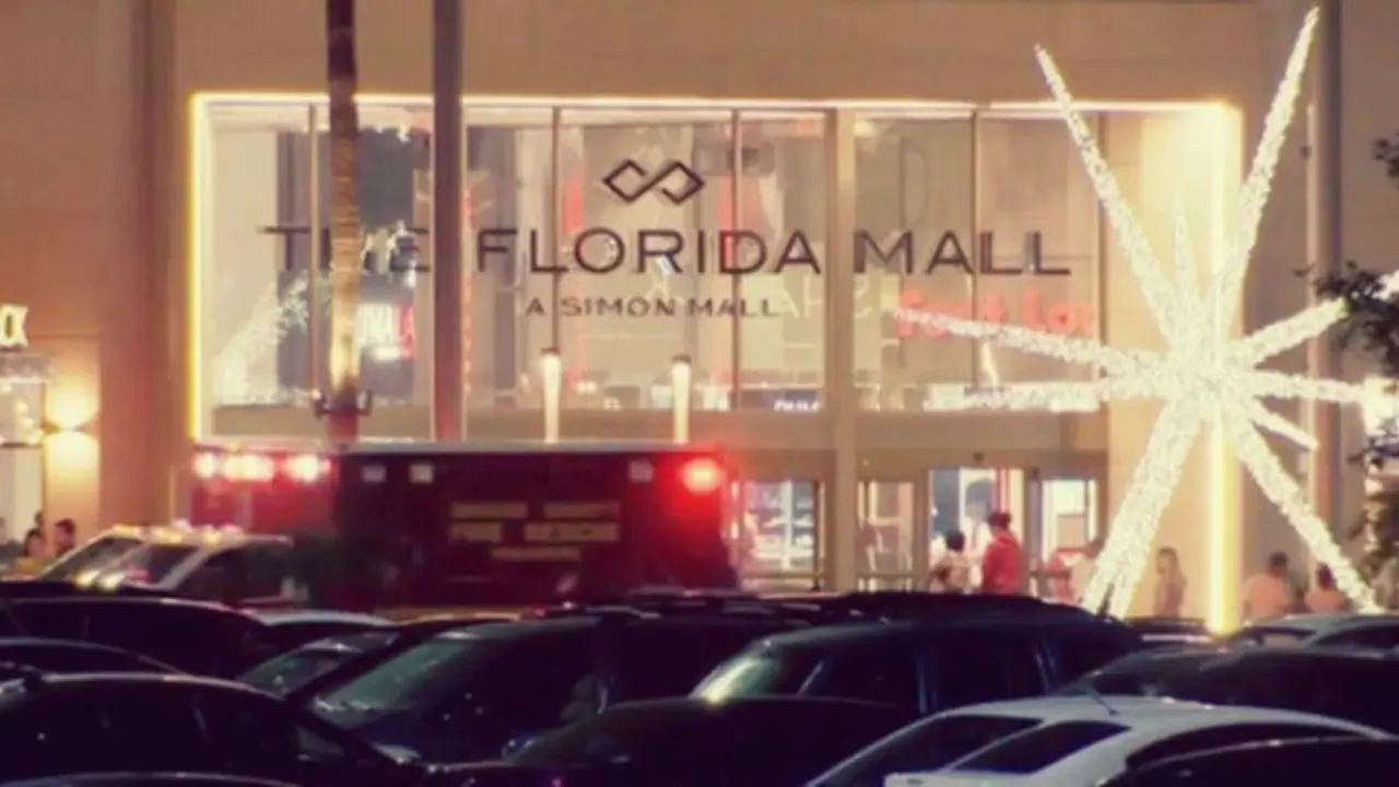 Policia a las afueras del Florida Mall. RR SS