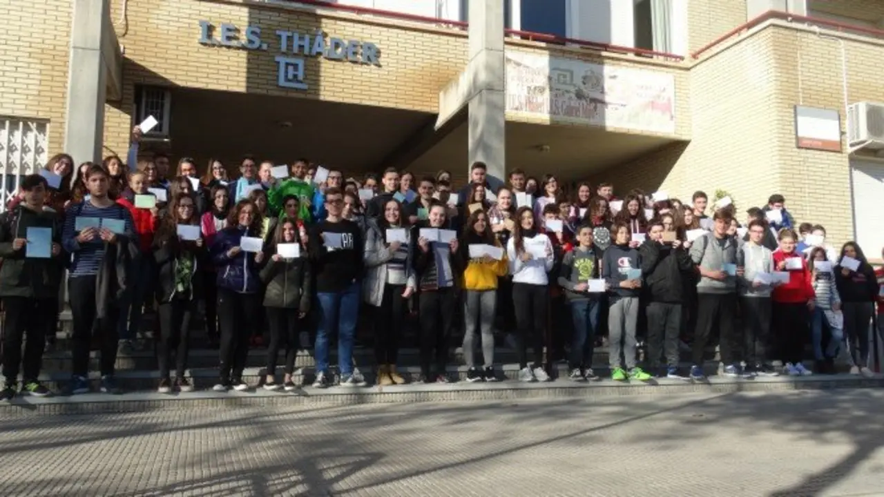 Alumnos y profesores del IES. Th&aacute;der./ Activa Orihuela